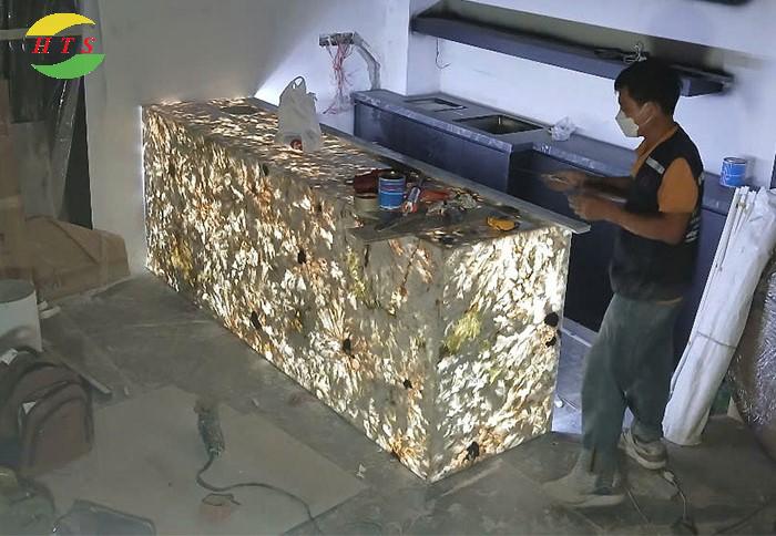 thi công lắp đặt đá ốp bếp